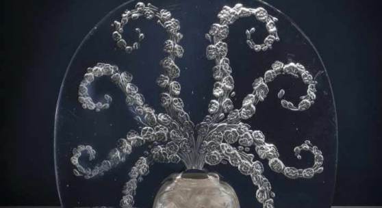 René Lalique, Veilleuse / Brûle-parfum 'Véronique', 1913 Veilleuse / Brûle-parfum 'Véronique', 1913 Abgerundete Schildform, ovoider Korpus. H. 20,7 cm. Aufrufpreis:	12.000 EUR Schätzpreis:	12.000 - 16.000 EUR Zuschlagspreis:	12.000 EUR