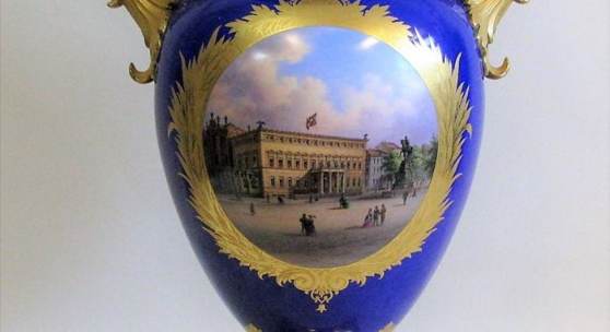Französische Vase, KPM Berlin, 19. Jahrhundert, Modell von Karl Friedrich Schinkel (1781 - 1841)  "Palais Wilhelms I. Unter den Linden in Berlin" Aufrufpreis:	8.000 EUR