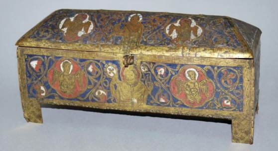 Limoger Reliquiar, um 1250 Reliquiar in der sehr seltenen Form einer Stollentruhe mit walmdachförmigem Deckel, Schätzpreis: 	80.000 - 90.000 EUR