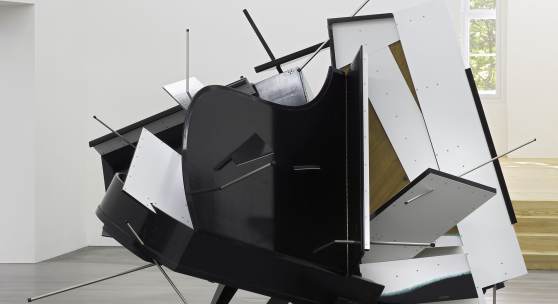BU: Sebastian Kuhn, Polyrhythmic Walkabout, 2008 Zwei Konzertflügel, ein Kurzflügel, PVC, Edelstahl, Schrauben, Wolle, 490x320x280 cm  