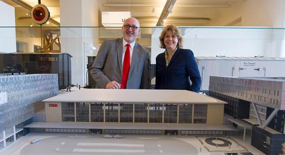 Übergabe des Modells der BahnhofCity Wien West an das Technische Museum Wien am 14. April 2015: ÖBB-Vorstanddirektor Mag. (FH) Andreas Matthä und TMW-Direktorin Dr. Gabriele Zuna-Kratky.   Copyright: ÖBB/Zenger. 