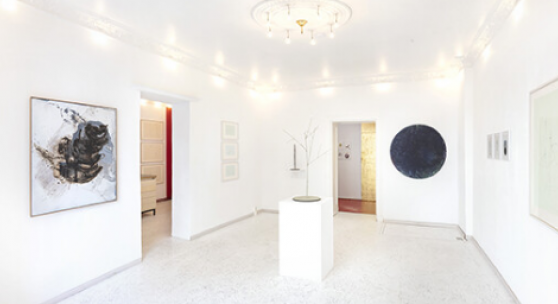 Ausstellungsansicht in der mianki.Gallery mit Werken von Ev Pommer & Katharina Schnitzler Malerei, Objekt, Zeichnung