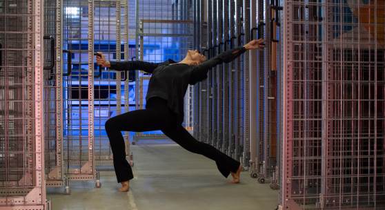 Isa Rosenberger, MANDA, 2023, Setfoto: Reinhard Mayr, Tänzerin: Celia Millan, Koproduktion von Kunsthaus Graz und Stiftung Bauhaus Dessau