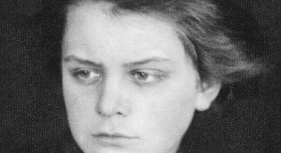 Porträt der Künstlerin TOYEN (Marie Čermínová / 1902–1980), um 1919 Fotograf*in unbekannt Privatsammlung Repro-Foto: © Christoph Irrgang