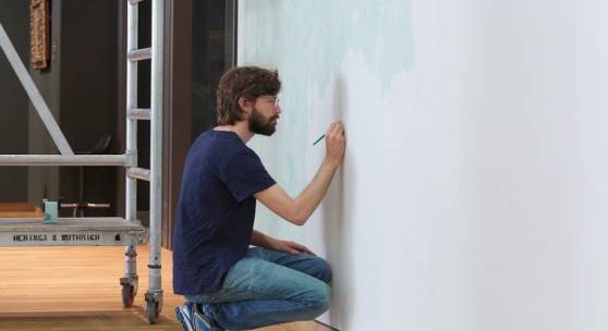 The final touches by Wouter Venema on his artwork in 'When I Give, I Give Myself'. Photo: Ernst van Deursen.