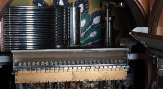 Wurlitzer Modell 750, Jukebox für Schellackplatten, Rudolph Wurlitzer Company Cincinnati, USA 1941. 24 Schellackplatten mit 24 Wahlmöglichkeiten