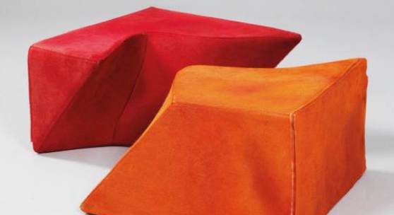 Lot Nr. 18 "Z-Play"-Sitzobjekt, Entwurf Zaha Hadid, 2002, für Sawaya & Moroni/Italien, Polyurethan, Ponykunstfell, gefärbt in Rot und Orange, zweiteilig, Höhe je 42 cm, 72 x 72 cm Schätzwert € 10.000 - 15.000 