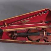 Los-Nr. 939 Nicolaus Amati, Geige aus dem 17. Jh.3/8 Geige, 2 Geigenbögen, in hölzernem Geigenkasten, innen mit Klebeetikett: Nicolaus Amati anno Domini ...