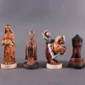 Los-Nr. 29 Montsalvat Schachserie Anri32 Figuren nach Motiven der König-Artus-Sage, Handarbeit, polychrom bemalte Schachfiguren, goldstaffiert. ...  Ausruf: 500,00 €