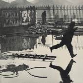 HENRI CARTIER-BRESSON (1908–2004) »Derrière la Gare Saint-Lazare«, Paris 1932 Großformatiger Ausstellungsprint (55,2 x 39,2 cm) Startpreis: 18.000 € / Schätzpreis: 30.000–35.000 €
