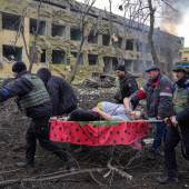WORLD PRESS PHOTO DES JAHRES Luftangriff auf das Entbindungskrankenhaus von Mariupol (Mariupol Maternity Hospital Airstrike) © Evgeniy Maloletka, Associated Press