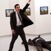 © Burhan Ozbilici, The Associated Press Titel: Mord in der Türkei Bildunterschrift: Mevlüt Mert Altıntaş nach seinem Mord an Andrey Karlov, dem russischen Botschafter in der Türkei, in einer Galerie in Ankara, Türkei, 19. Dezember 2016