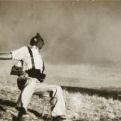 ROBERT CAPA (1913–1954) ‘The Falling Soldier’ (Loyalist Militiaman at the Moment of Death), Córdoba front, September 5th, 1936 Silbergelatine-Abzug, Vintage 12,4 x 18,6 cm Rückseitig "Black Star" Stempel und diverse handschriftliche Notizen Startpreis: € 60.000 / Schätzpreis: € 100.000–120.000