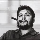 RENÉ BURRI (1933–2014) »Che Guevara y su tabaco«, Havanna 1963 21,5 x 32 cm Startpreis: 6.000 € / Schätzpreis: 10.000–12.000 €