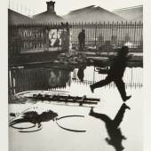 HENRI CARTIER-BRESSON (1908–2004) ‘Derrière la Gare Saint-Lazare’, Paris 1932 Silbergelatine-Abzug, 1990er- Jahre 35,7 x 24,1 cm Vorne im Rand signiert, rückseitig Copyright-Stempel Startpreis: 6.000 € / Schätzpreis: € 10.000-12.000