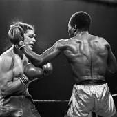 Gerhard Sokol Wien, Stadthalle, 1972: Der nigerianische Boxer Nojim Maiyegun erwischt seinen Gegner mit einem seitlichen Hieb, in Wien als "ordentliche Watschn" bekannt © Gerhard Sokol