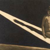 FRANTISEK DRTIKOL (1883–1946) Untitled (Nude with shadow), 1926 Vintage silver print 17,8 x 28,3 cm Photographer's blindstamp in the image lower left, annotated “Dr. G. Leistikow (...) Frankfurt a/M” in an unidentified old handwriting in pencil on the reverse 5.000 / 9.000-10.000 €