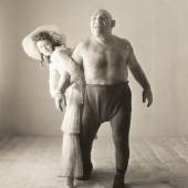 IRVING PENN, Das Modell Dorian Leigh und der Ringer Maurice Tillet, New York 1946