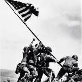 JOE ROSENTHAL (1911–2006) Raising the Flag on Iwo Jima, 1945 Gelatin silver print, printed in 1984 21,6 x 16,6 cm Signed by the photographer in ink on the reverse Schätzpreis 7.000–8.000 Euro © WestLicht Photo Auction