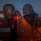 © Santi Palacios, The Associated Press Titel: Verlassen Bildunterschrift: Ein elfjähriges Mädchen (links) und ihr zehnjähriger Bruder, deren Mutter in Libyen gestorben ist, auf einem NGO-Rettungsboot im Mittelmeer, 28. Juli 2016, etwa 23 Kilometer nördlich von Sabratha, Libyen. Mit anderen geretteten Flüchtlingen hatten die Kinder mehrere Stunden in einem überfüllten Schlauchboot auf offener See verbracht.