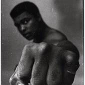 THOMAS HOEPKER (* 1936) ‘Muhammad Ali (dark fist scratched)’, Chicago 1966 Silbergelatine-Abzug, 2000er-Jahre 58,6 x 41,6 cm Rückseitig signiert und nummeriert, gestempelt, Edition-Nr. 7/20 Startpreis: 4.500 € / Schätzpreis: € 8.000-10.000