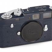 005 Leica M2 grau lackiert 1960 wurden 20 Stück grau lackierte Kameras an die US- Luftwaffe in Deutschland geliefert. Seriennummer: 1005756 Schätzpreis: EUR 140.000–160.000