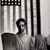 GORDON PARKS (1912–2006) ‘American Gothic’, Washington 1946 Gelatin silver print, printed in the 1980s 45,4 x 31,8 cm Signed by the photographer in ink in the margin Schätzpreis 6.000–8.000 Euro © WestLicht Photo Auction