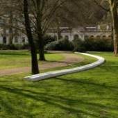 Carl Andre, Wirbelsäule, Basel 1984, Kleve 2011 (remade), Installation im Garten gegenüber des Museum Kurhaus Kleve, Kleve, Courtesy Konrad Fischer Galerie, Düsseldorf © VG Bild-Kunst, Bonn 2012