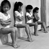 © Wang Tiejun Titel: Der Schweiß macht die Sieger Bildunterschrift: Vier Schülerinnen einer Turnschule in Xuzhou, China, trainieren am Nachmittag dreißig Minuten das Anspannen der Zehen, 15. Juli 2016