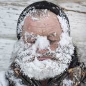 © Elena Anosova Titel: Jenseits aller Wege Bildunterschrift: Ein Jäger in einer kleinen Siedlung nahe des Nizhnyaya Tunguska Flusses wäscht sein Gesicht im Schnee, Sibirien, Russland, 18. März 2016