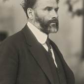MORIZ NÄHR (1859–1945) Gustav Klimt, Wien 1917 Bekanntes Porträt ein Jahr vor Klimts Tod aufgenommen (15,6 x 10,2 cm) Startpreis: 4.000 € / Schätzpreis: 8.000–10.000 €