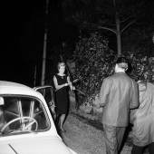 Marcello Geppetti Anita Ekberg tritt den Paparazzi mit Pfeil und Bogen entgegen Rom 1960 © and Courtesy Marcello Geppetti Media Company srl