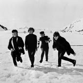 Fotograf:in unbekannt Die Beatles, Dreharbeiten zu Help!, Obertauern 1965 © Pop / TopFoto / picturedesk.com