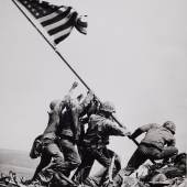 Joe Rosenthal (1911-2006), „Raising the Flag on Iwo Jima“, 1945 © WestLicht Photographica Auction