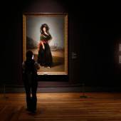 Visitante contemplando la obra: “La duquesa de Alba” de Goya. Foto: Sergio González Valero