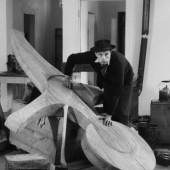 Joseph Beuys in seinem Atelier im Klever Kurhaus, über das Kreuz des Büdericher Ehrenmals gebeugt, 1959 (Photographie Fritz Getlinger) © VG Bild-Kunst, Bonn 2016