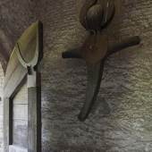 Installationsansicht von Kreuz und Tor des Büdericher Ehrenmals von Joseph Beuys im Alten Kirchturm, Meerbusch-Büderich, 2009 (Photographie Werner Hannappel) © VG Bild-Kunst, Bonn 2016