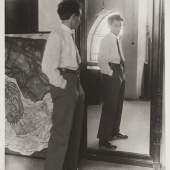 Johannes Fischer, "Egon Schiele vor einem großen Spiegel in seinem Atelier", 1915, © WestLicht Photographica Auction