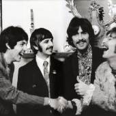 Linda McCartney Launch Party für Sgt. Pepper’s Lonely Hearts Club Band, Haus von Brian Epstein, London 1967 Courtesy Stiftung Reichelt und Brockmann Art Foundation © Paul McCartney / Fotografin: Linda McCartney