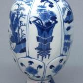 148-Blauweiß-Vase mit Bildfeldern, Kangxi-Periode, Anfang 18. Jh.