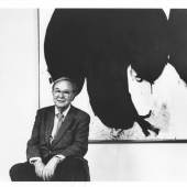 Robert Motherwell, in a 1986 photograph, seated in front of his painting Elegy to the Spanish Republic No. 70 from 1961 © Photograph by Renate Ponsold. Courtesy of the Dedalus Foundation Archives