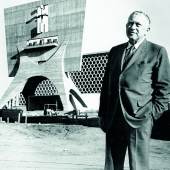 Saint John's Abtei und Universitätskomplex, Collegeville, Minnesota, Marcel Breuer vor der Baustelle der Kirche, ca. 1961  © hofmobiliendepot.at