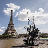 Die MS Evolutie mit Tinguelys Schwimmwasserplastik vor dem Eiffelturm in Paris. Foto: Matthias Willi