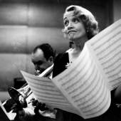 Marlene Dietrich im Aufnahmestudio von Columbia Records, New York City, 1952 © Eve Arnold / Magnum Photos, courtesy OstLicht. Galerie für Fotografie