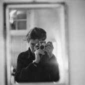 Maria Netter fotografiert sich 1960 im Spiegel mit ihrer Leica M3 © Maria Netter/SIK-ISEA, Zürich/Courtesy Fotostiftung Schweiz 