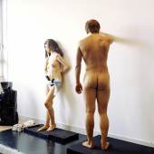 Lisa Rastl, A Couple aus der Serie Museum im Zustand, 2005 C-Print, 30 x 40 cm, gerahmt Foto: Lisa Rastl Werk: Couple, John De Andrea, 1971, Sammlung Centre Pompidou 