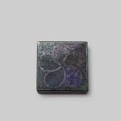 Kleine quadratische Deckeldose mit figürlichem Dekor Holz mit schwarzem Lack und Einlagen aus Perlmutter B 4,7cm Ming-Dynastie, 16. oder 17. Jh Sammlung Piert-Borgers