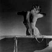 1 – Los 37 HORST P. HORST (1906–1999) Mainbocher Corset, Paris, 11 August 1939 Gelatin silver print, printed in the 1960s 32,2 x 24,2 cm Signed by the photographer in pencil on the reverse, early dark version € 18.000 / € 30.000–35.000