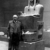 Max von Oppenheim neben seiner „thronenden Göttin“, einer 3000 Jahre alten Grabfigur, Tell Halaf-Museum, Juli 1930 © Max Freiherr von Oppenheim-Stiftung, Köln