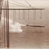 Abschuss eines Torpedos, um 1900. Photograph unbekannt. © Sammlung Herzog, Basel. 